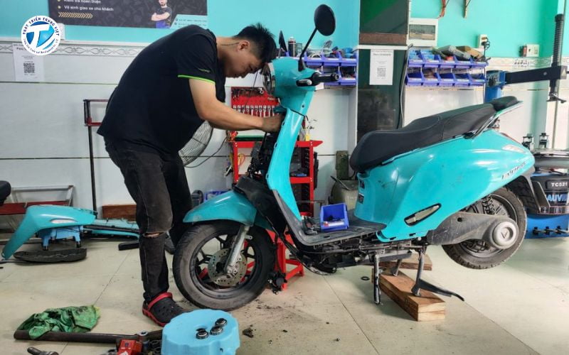 Sửa xe đạp điện tại cửa hàng